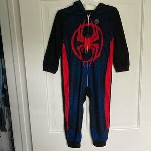 Spider-man 4T sweatsuit with zipper. Hood. Small sticker mark on front pictured